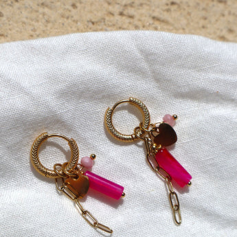 Boucles d'oreilles décorées en acier inoxydable avec tube, cœur et chaîne – fuchsia/or